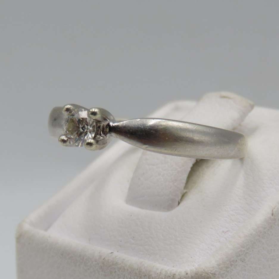 9kt white gold ring with 0.25 carat diamond (high quality) weight 3.2g, Size P