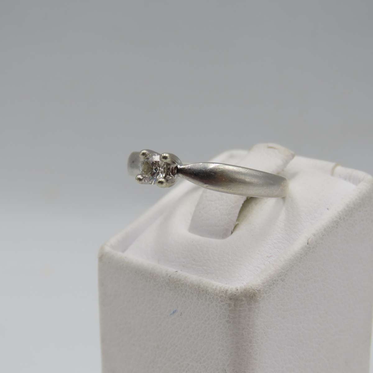 9kt white gold ring with 0.25 carat diamond (high quality) weight 3.2g, Size P