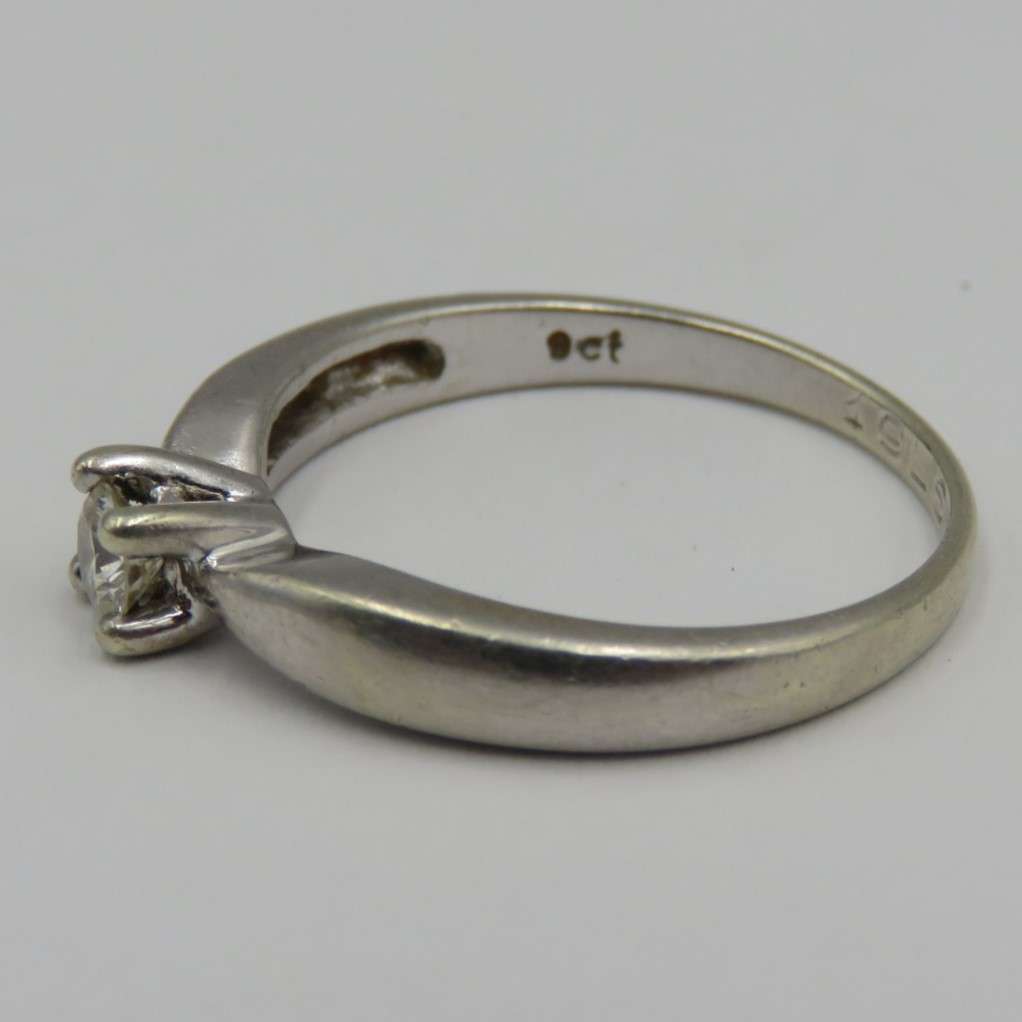 9kt white gold ring with 0.25 carat diamond (high quality) weight 3.2g, Size P