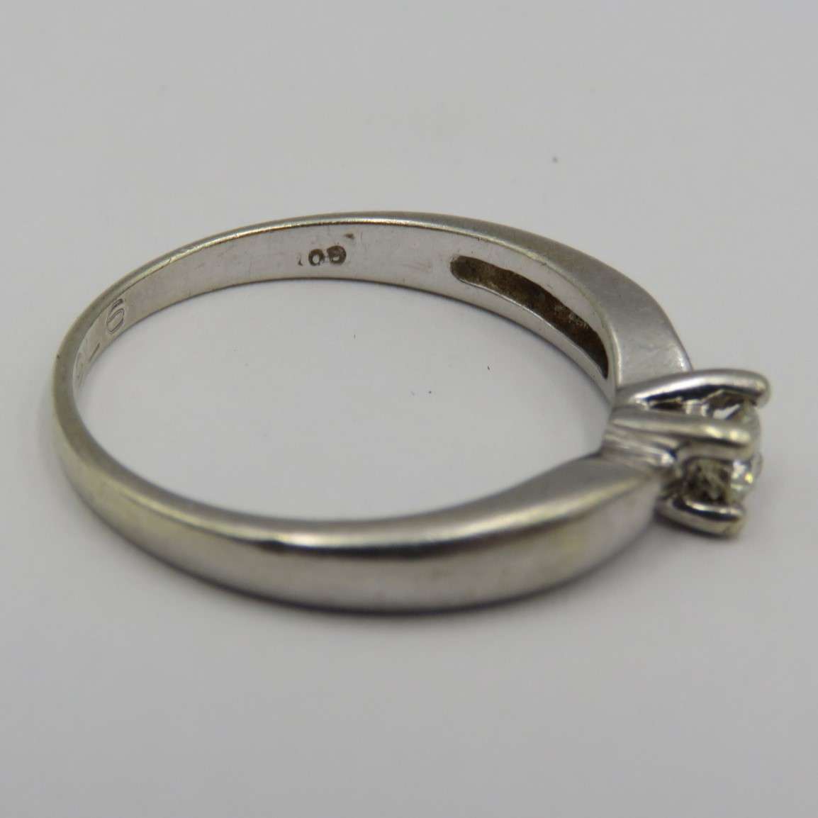 9kt white gold ring with 0.25 carat diamond (high quality) weight 3.2g, Size P