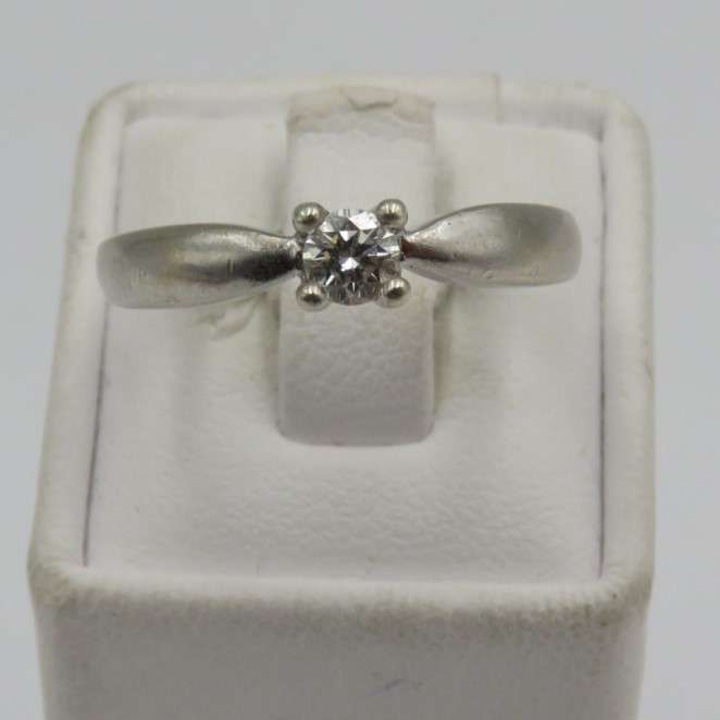 9kt white gold ring with 0.25 carat diamond (high quality) weight 3.2g, Size P