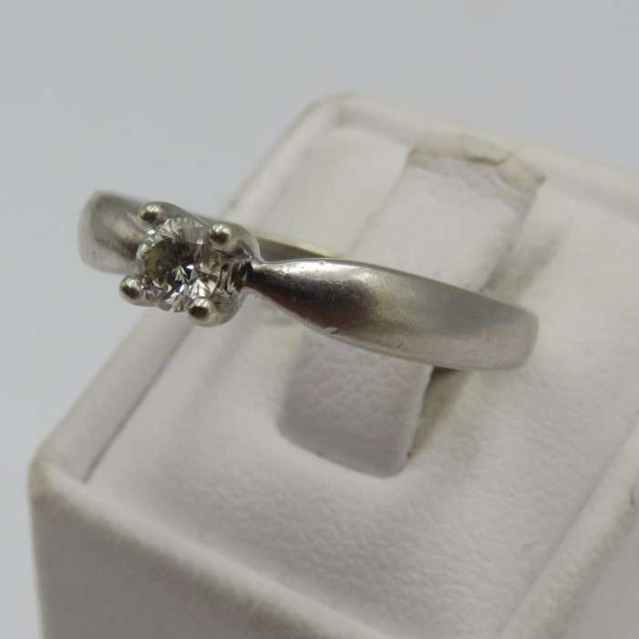 9kt white gold ring with 0.25 carat diamond (high quality) weight 3.2g, Size P