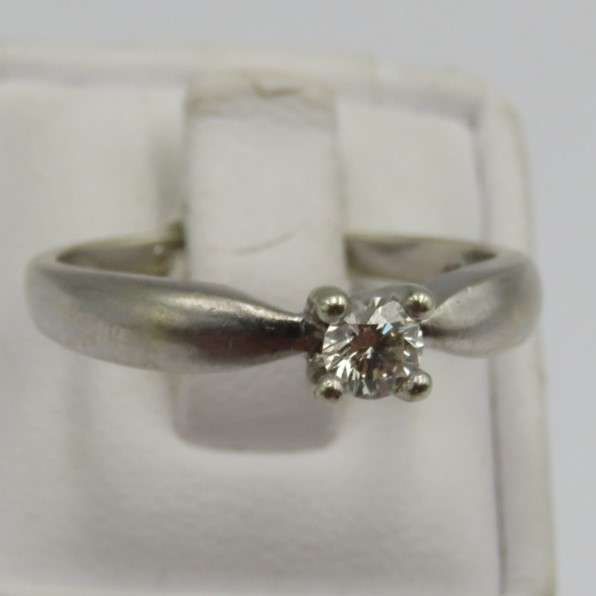 9kt white gold ring with 0.25 carat diamond (high quality) weight 3.2g, Size P