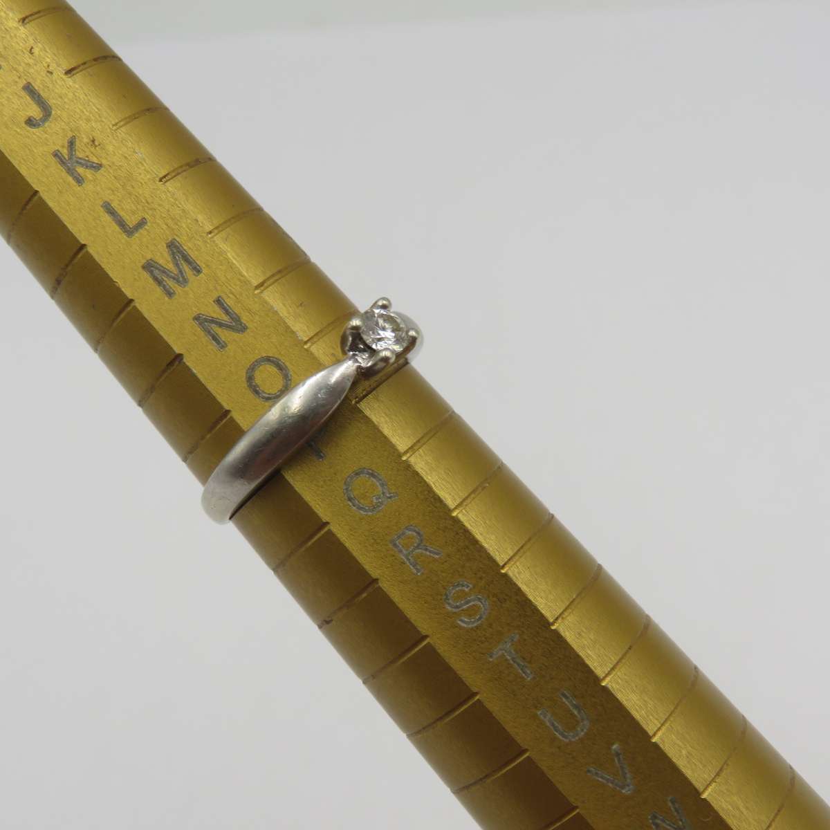 9kt white gold ring with 0.25 carat diamond (high quality) weight 3.2g, Size P