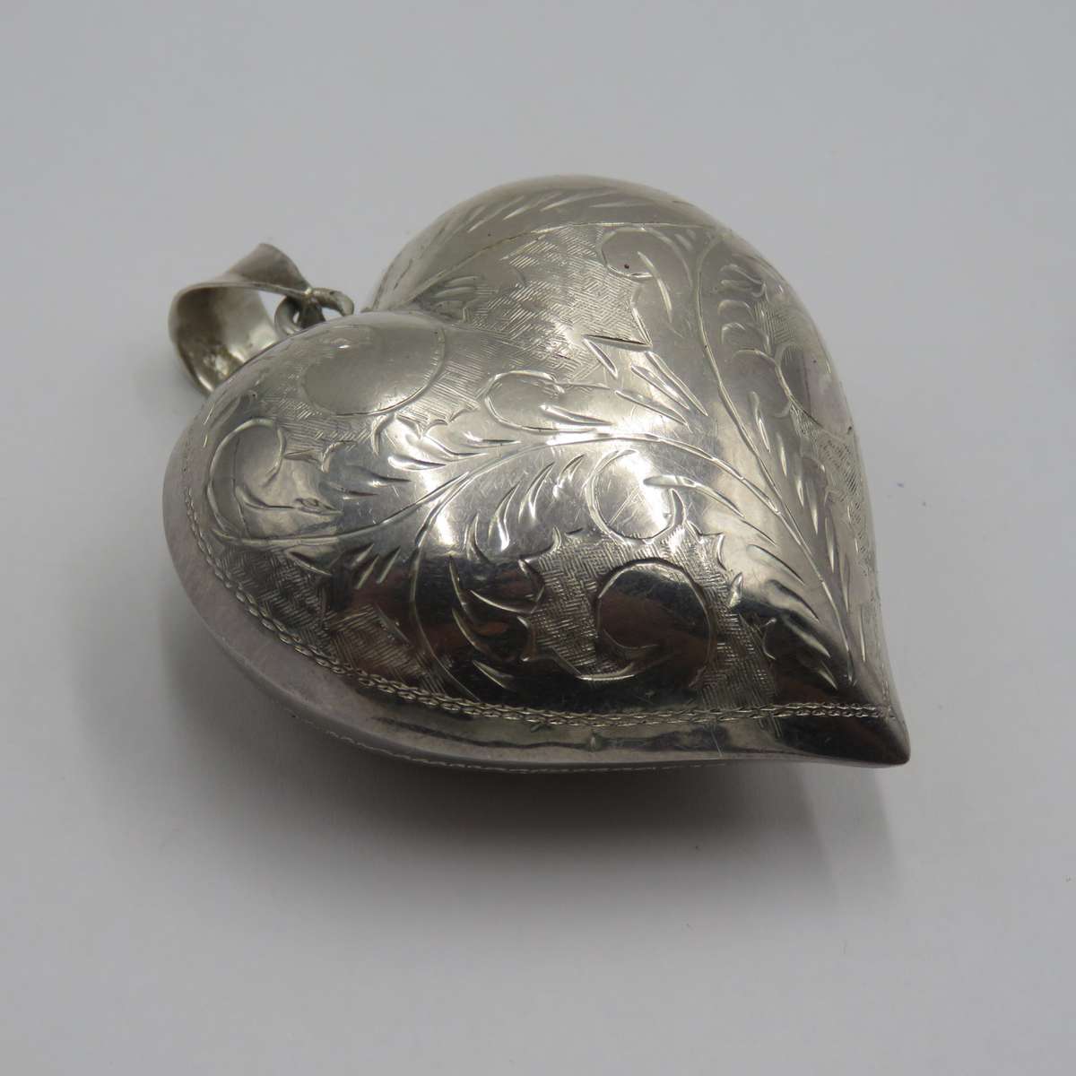 Large Sterling silver hollow heart pendant - weighs 15,5 grams