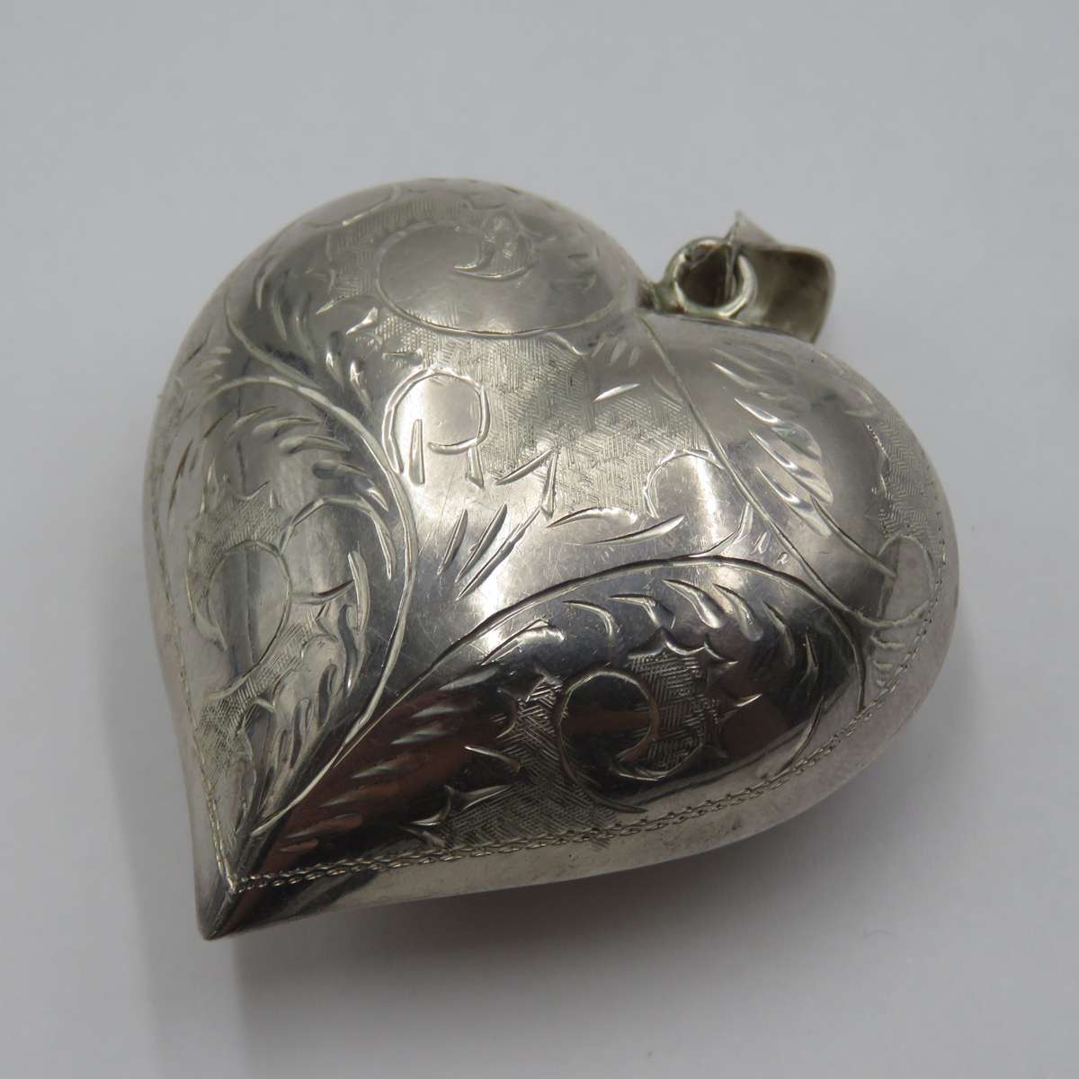 Large Sterling silver hollow heart pendant - weighs 15,5 grams