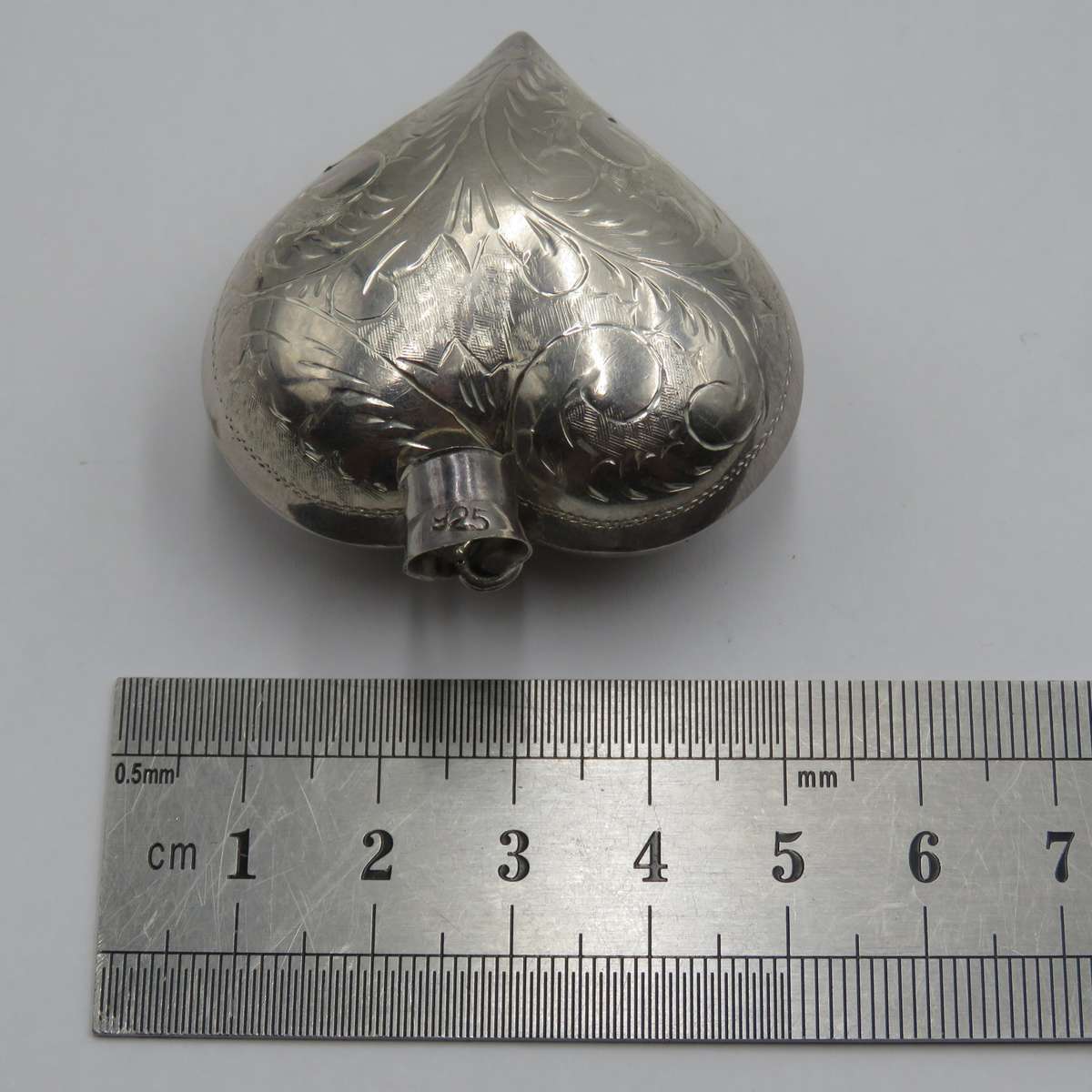 Large Sterling silver hollow heart pendant - weighs 15,5 grams
