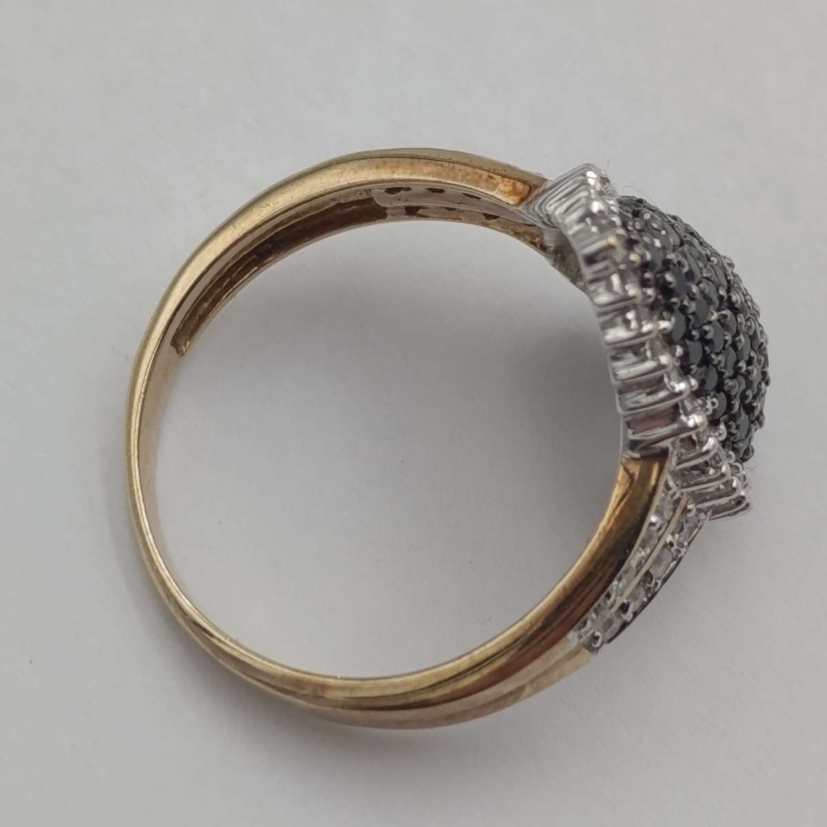 9kt gold ring with 46 white diamonds and 62 black diamonds - weight 4,2g size P