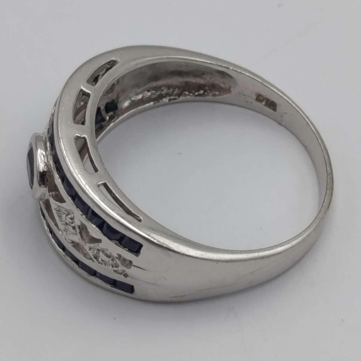 9kt white gold ring with 2 diamonds and 29 dark blue sapphires - weight 3.5g