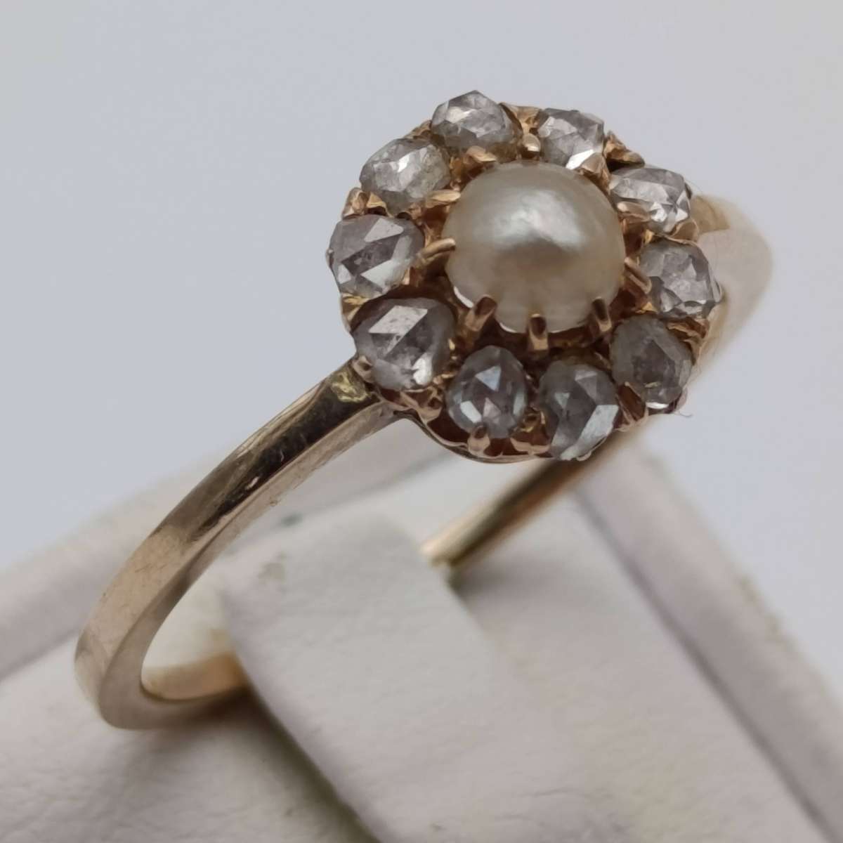 14kt gold ring size P with pearl & 10 rough cut diamonds weighs 2,4g
