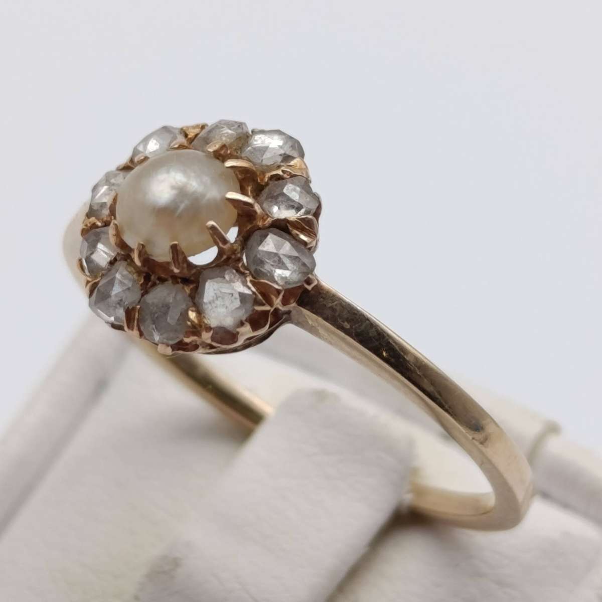 14kt gold ring size P with pearl & 10 rough cut diamonds weighs 2,4g