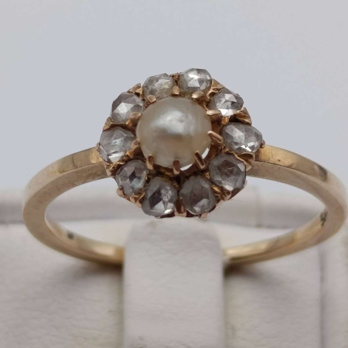 14kt gold ring size P with pearl & 10 rough cut diamonds weighs 2,4g