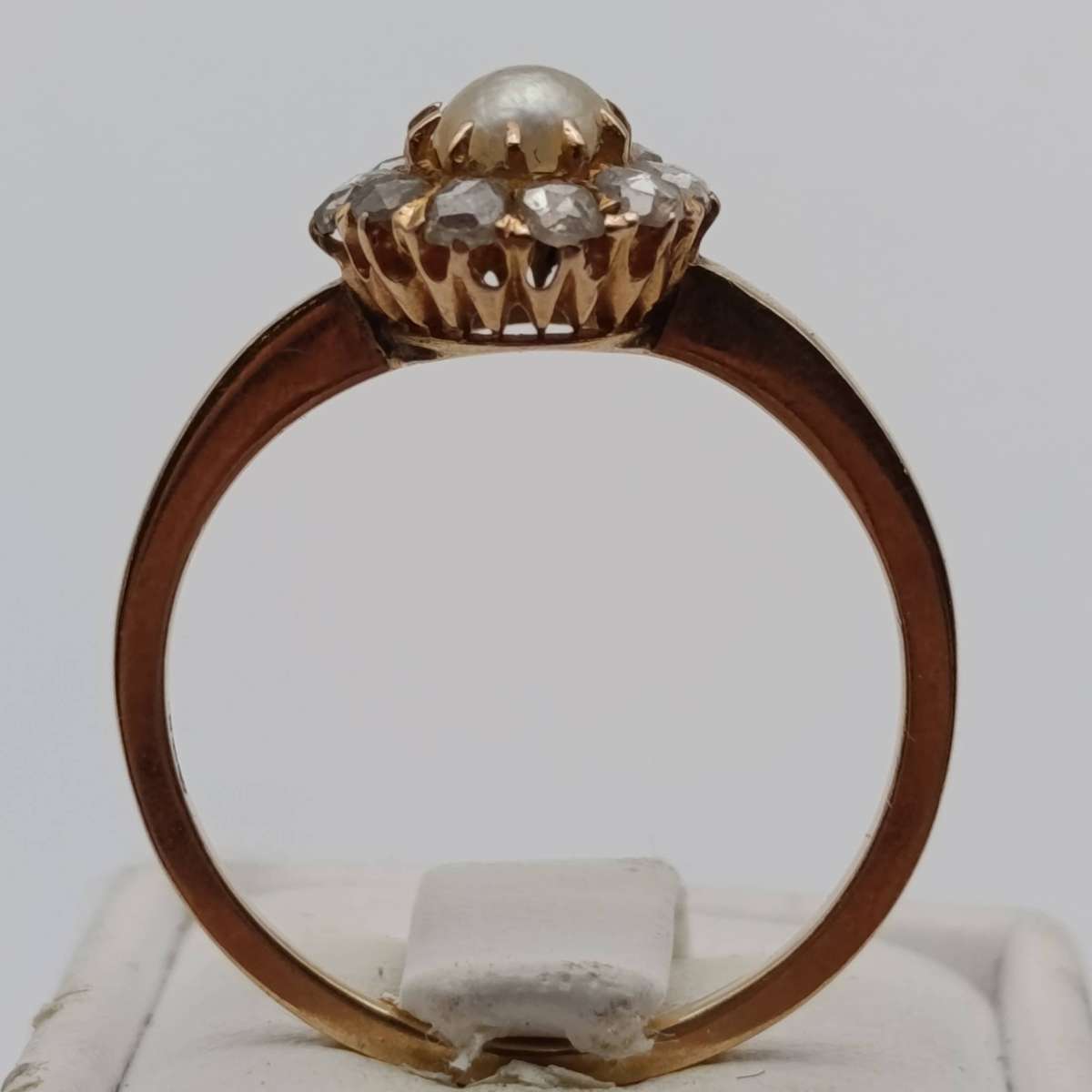 14kt gold ring size P with pearl & 10 rough cut diamonds weighs 2,4g