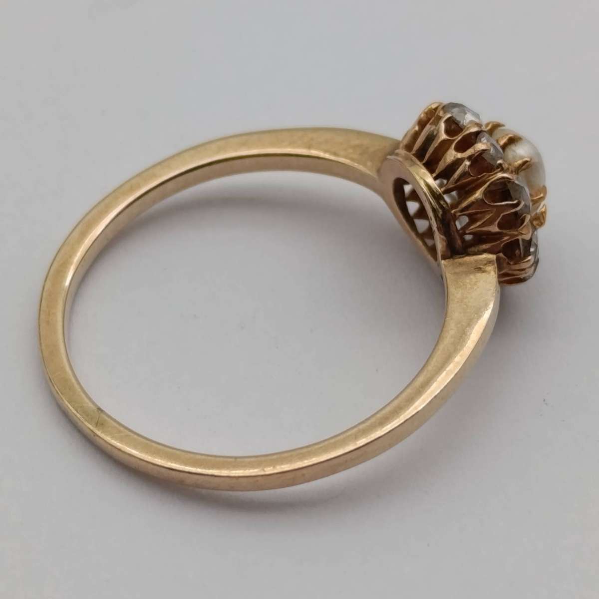 14kt gold ring size P with pearl & 10 rough cut diamonds weighs 2,4g