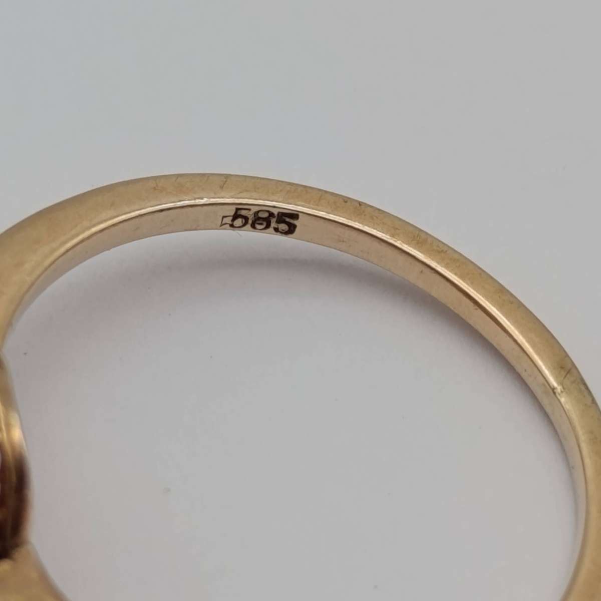 14kt gold ring size P with pearl & 10 rough cut diamonds weighs 2,4g