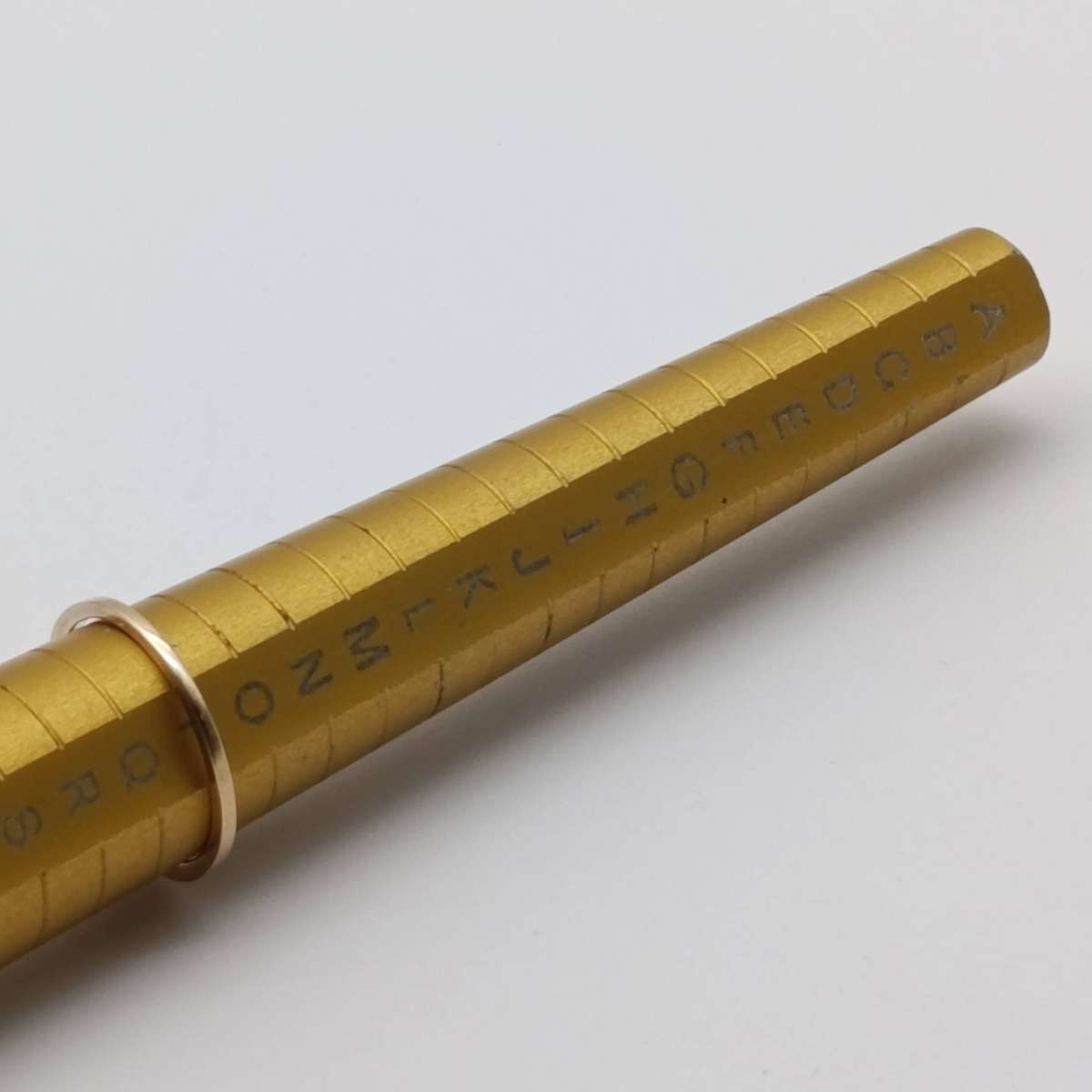 14kt gold ring size P with pearl & 10 rough cut diamonds weighs 2,4g