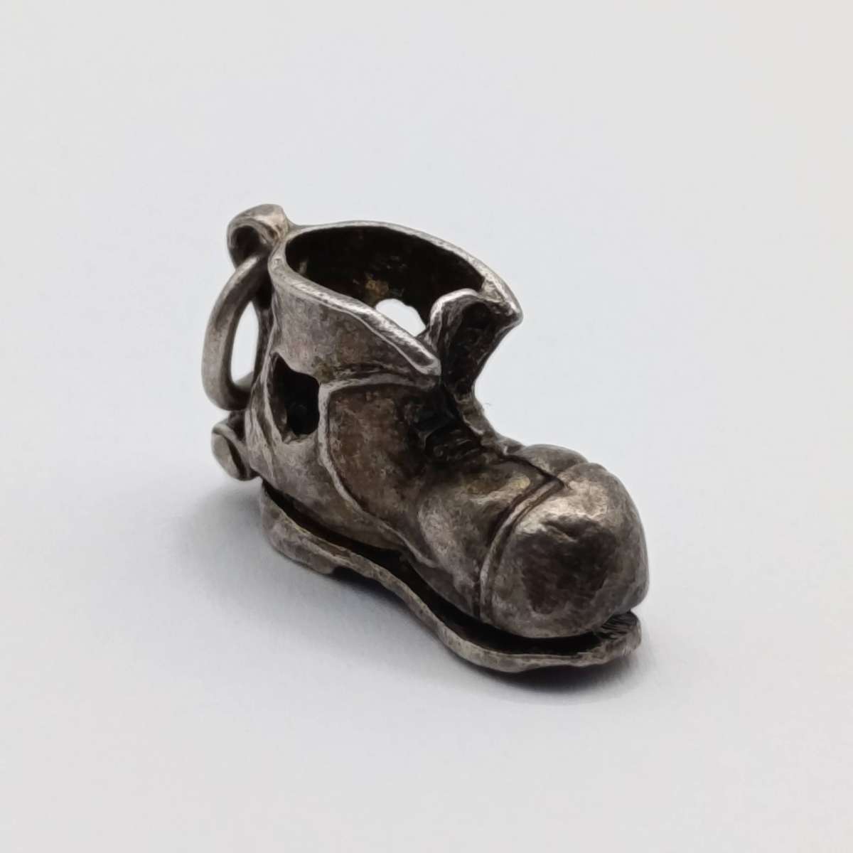 Vintage Sterling silver old lady in a boot charm - weighs 2,8g