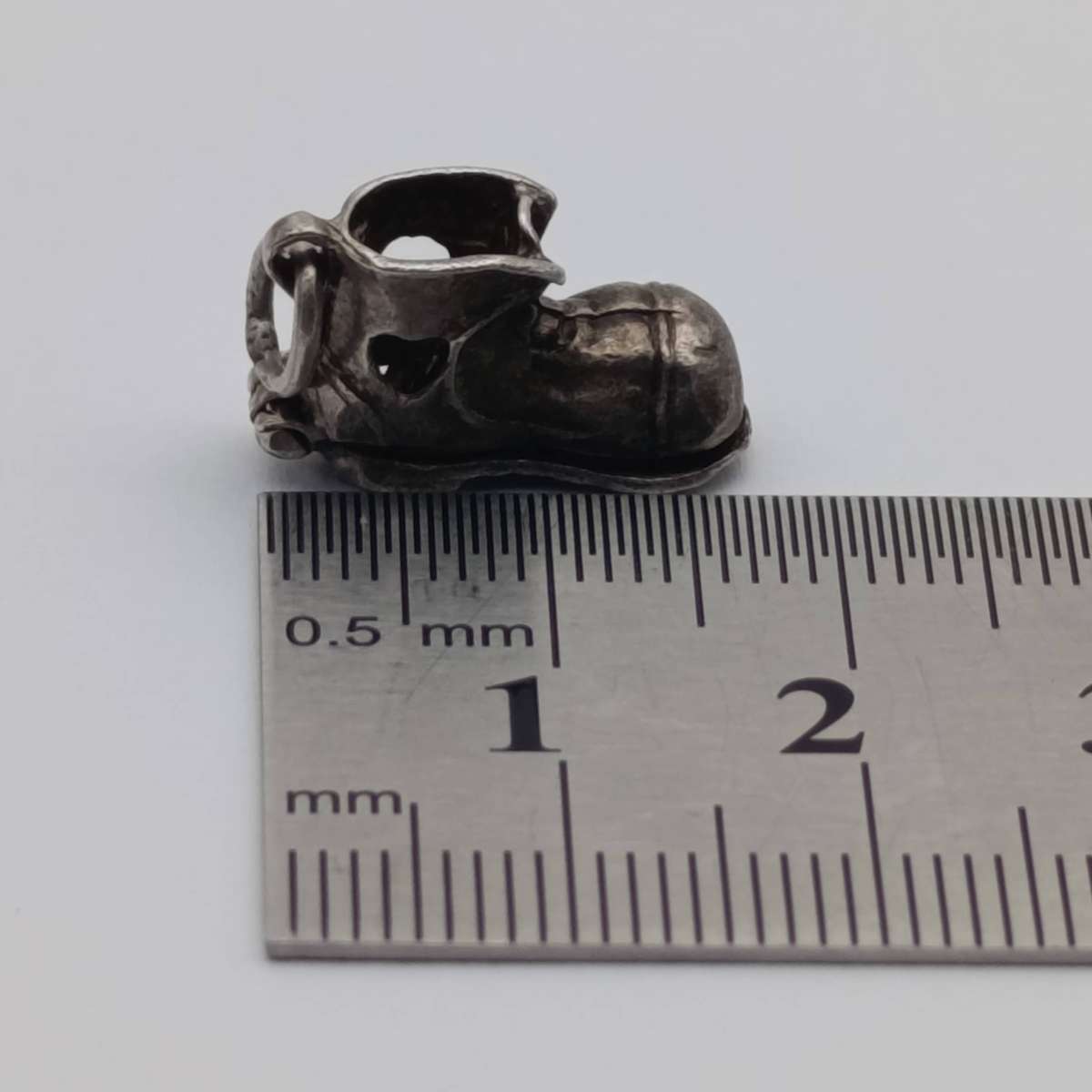 Vintage Sterling silver old lady in a boot charm - weighs 2,8g