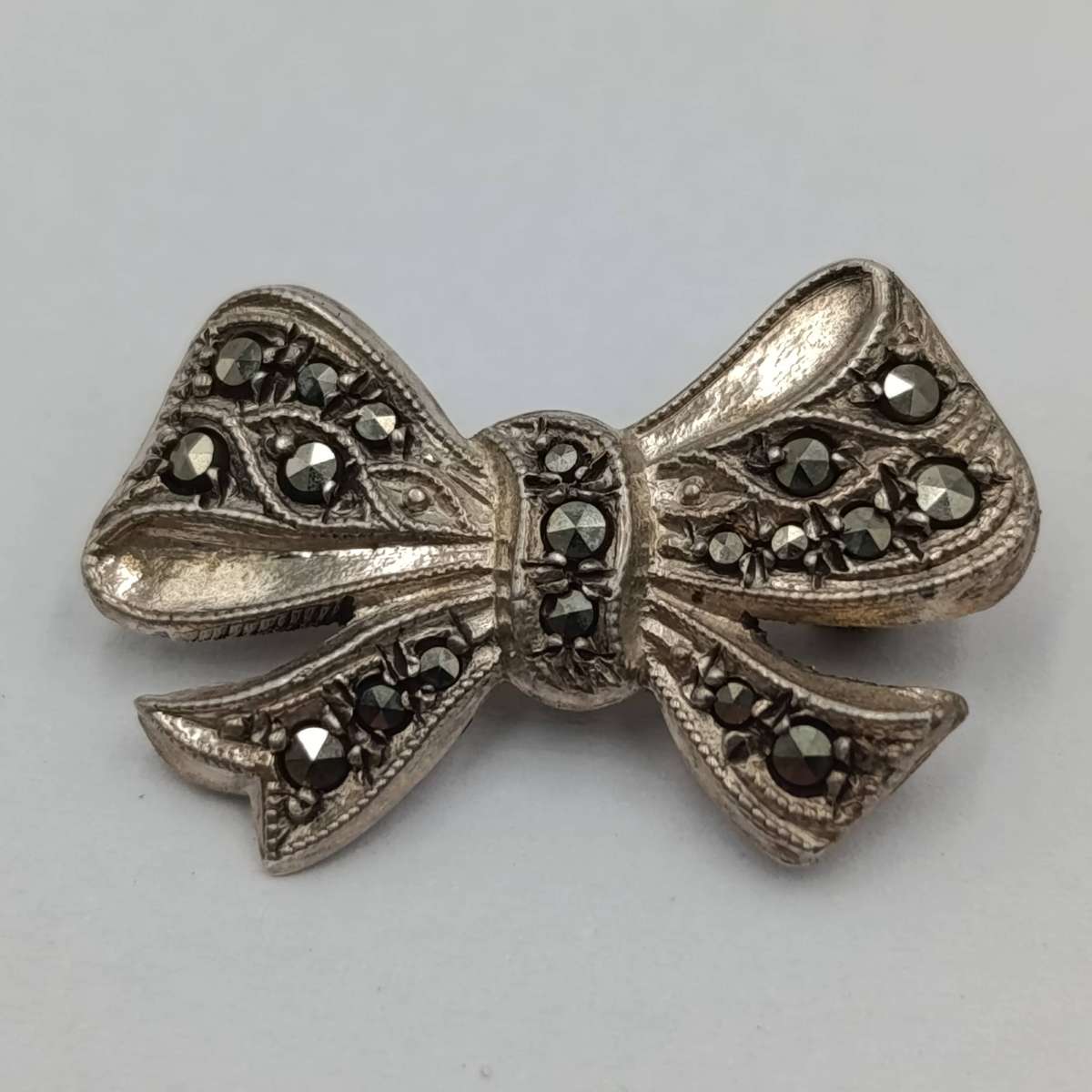 Vintage silver marcasite ribbon brooch - weighs 2.7g