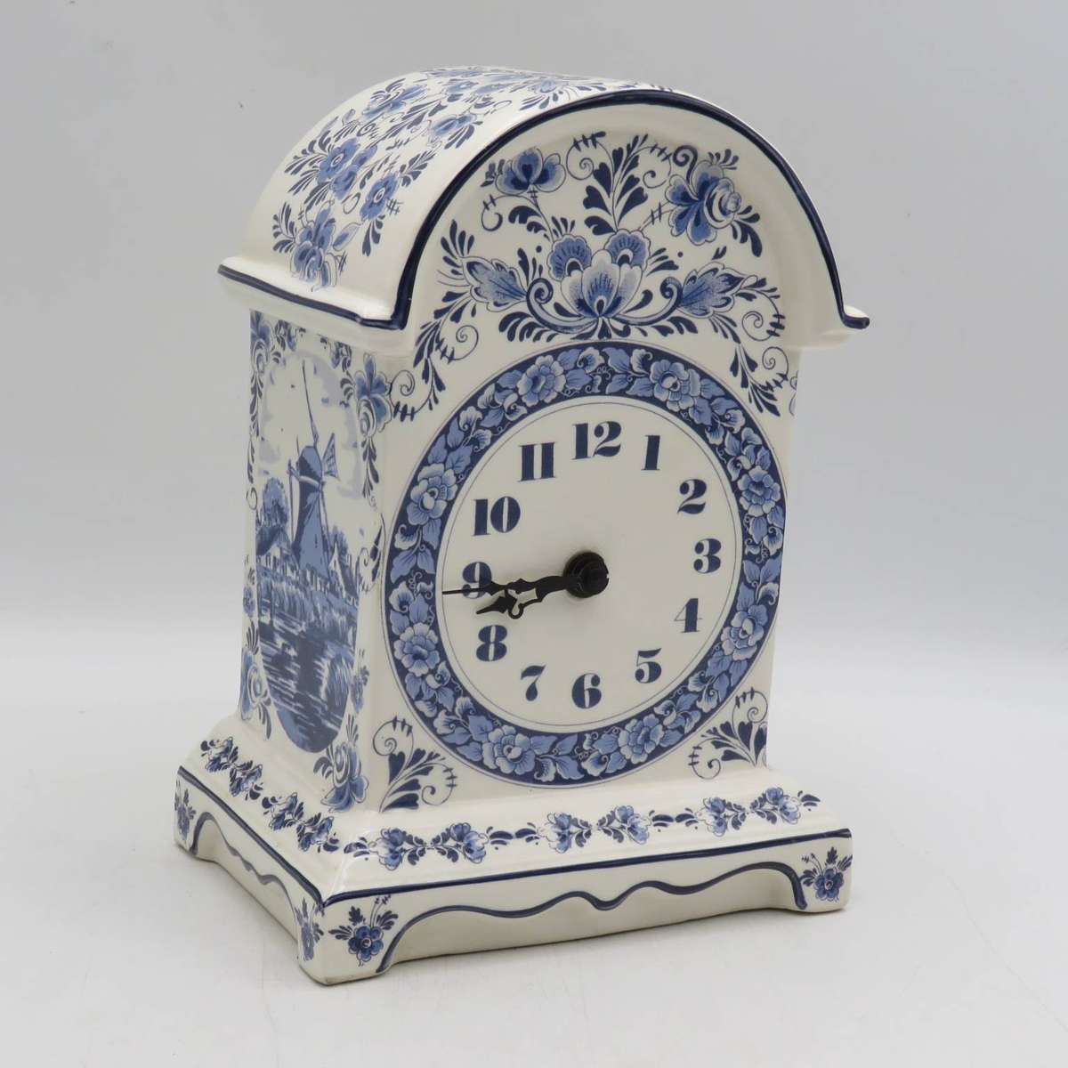 Vintage Delft Collectors Edition porcelain quartz mantel clock - working