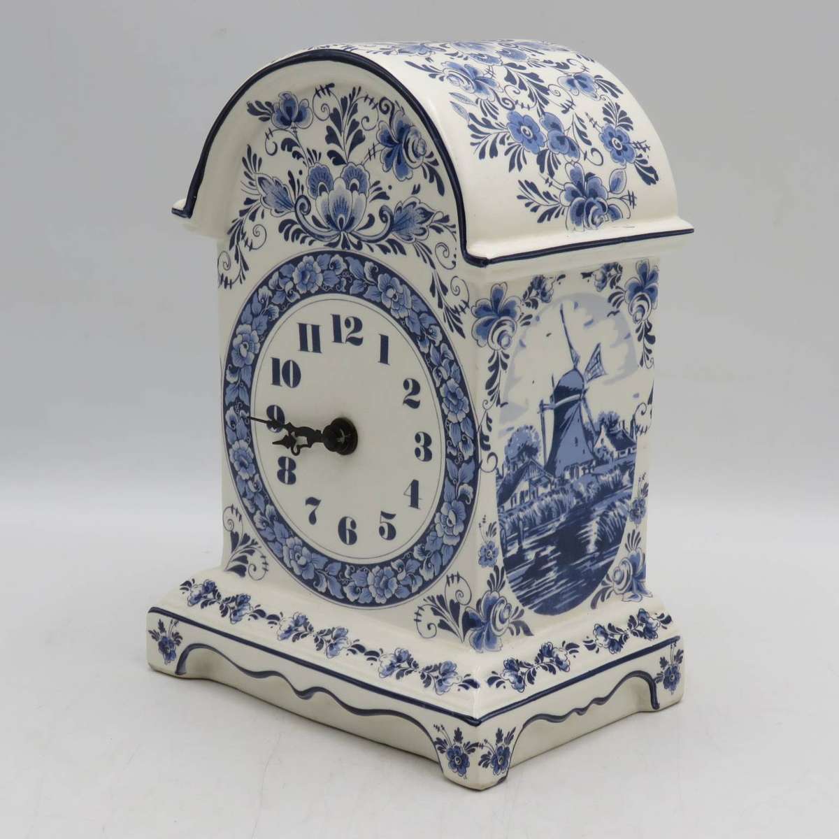 Vintage Delft Collectors Edition porcelain quartz mantel clock - working