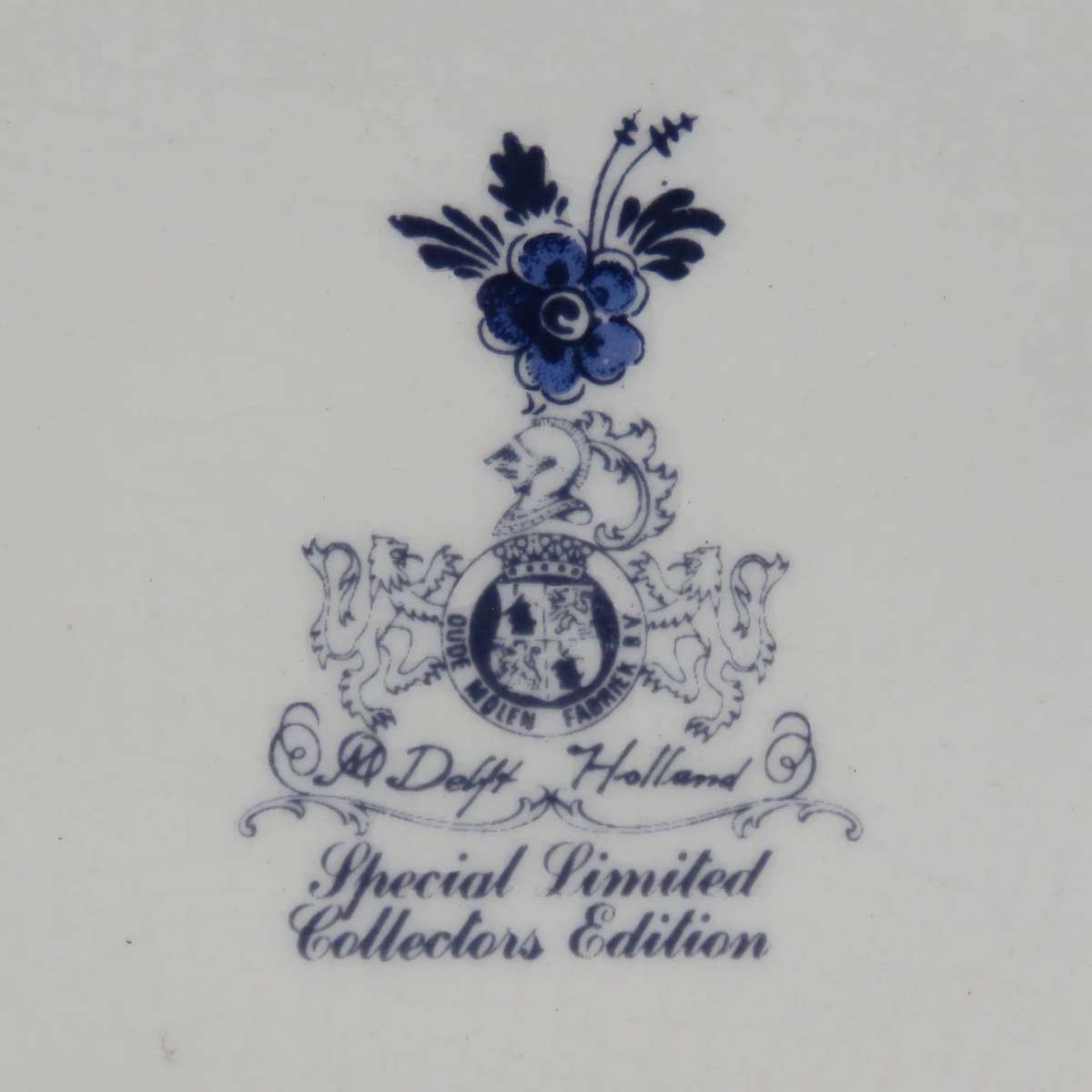 Vintage Delft Collectors Edition porcelain quartz mantel clock - working