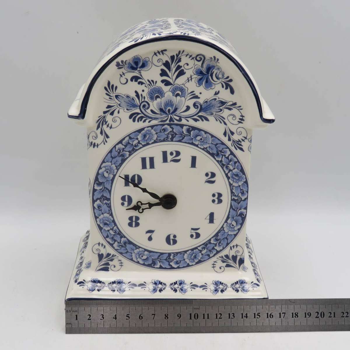 Vintage Delft Collectors Edition porcelain quartz mantel clock - working