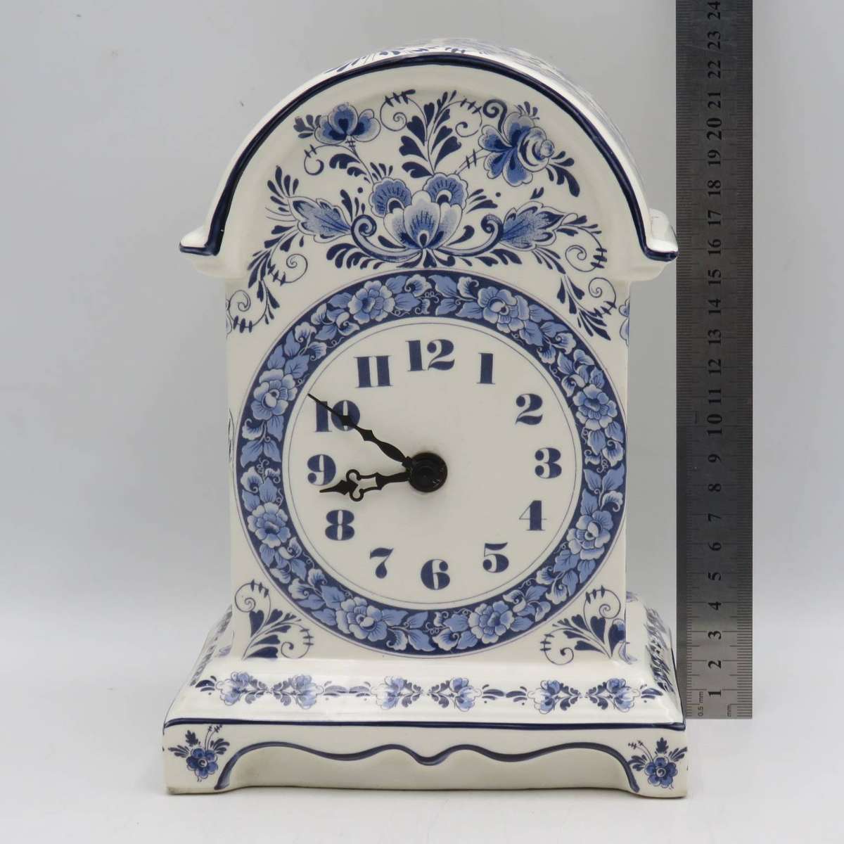Vintage Delft Collectors Edition porcelain quartz mantel clock - working