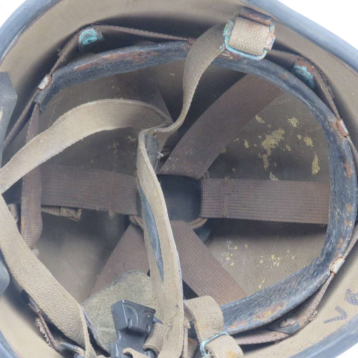 SADF M87 Kevlar helmet - Chin clip broken