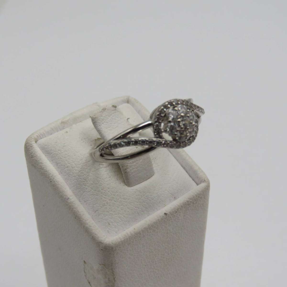 Sterling silver ring with clear stones - weighs 2,4g - size P