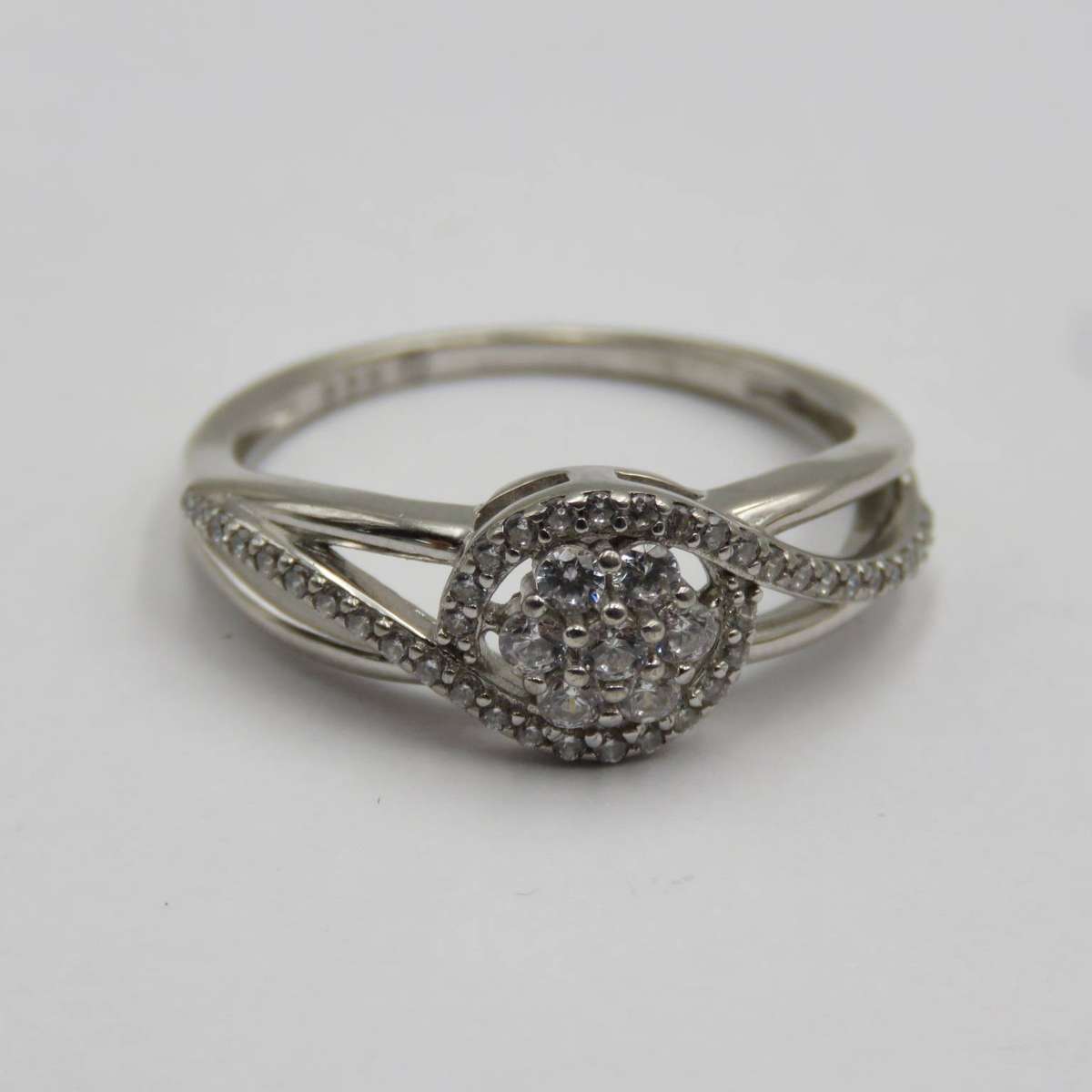 Sterling silver ring with clear stones - weighs 2,4g - size P