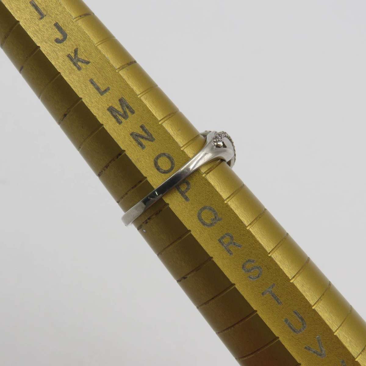 Sterling silver ring with clear stones - weighs 2,7g - size 0½