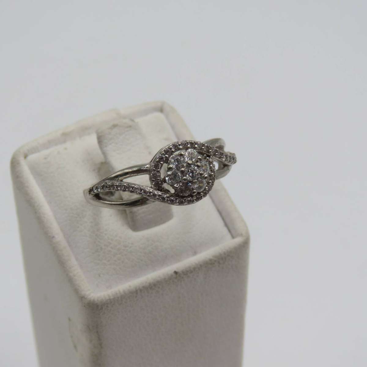 Sterling silver ring with clear stones - weighs 2,7g - size 0½