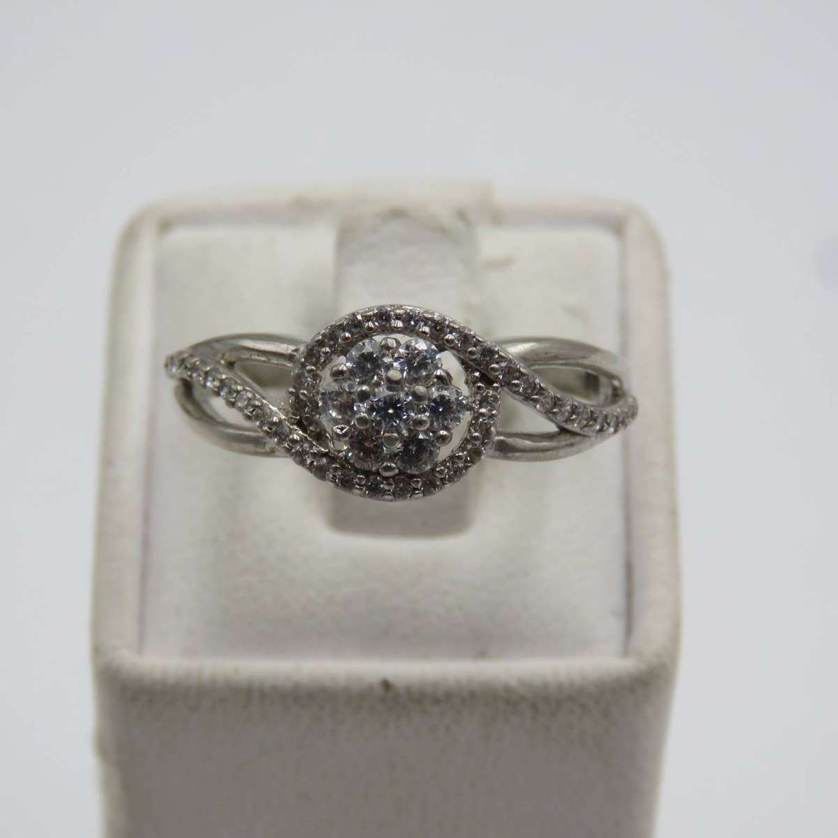 Sterling silver ring with clear stones - weighs 2,7g - size 0½