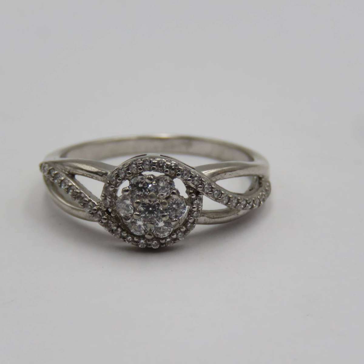 Sterling silver ring with clear stones - weighs 2,7g - size 0½