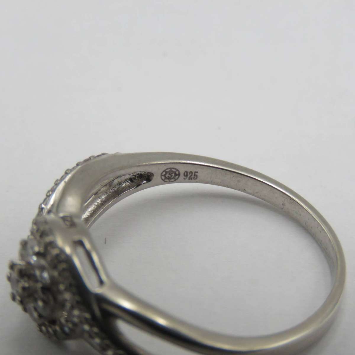 Sterling silver ring with clear stones - weighs 2,7g - size 0½