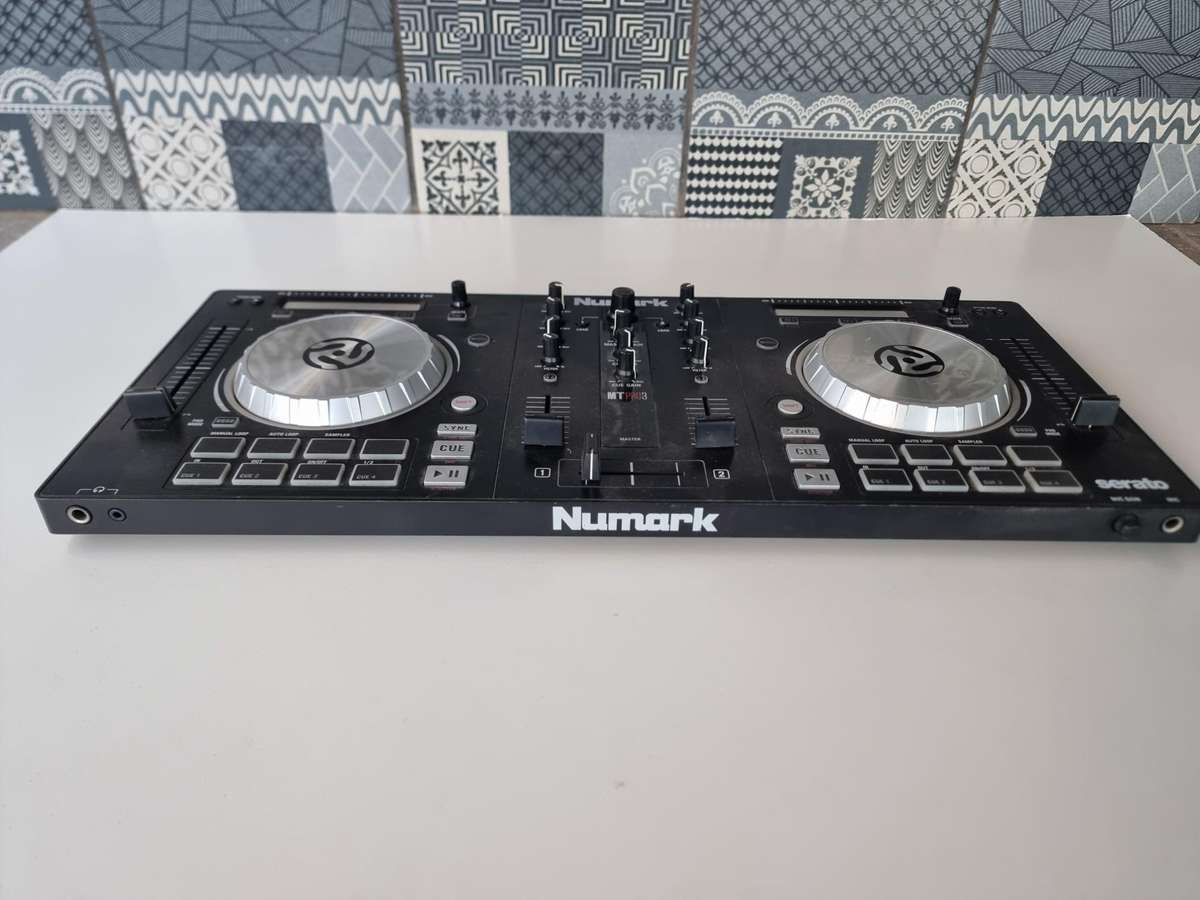 Numark Mixtrack Pro3 DJ Controller