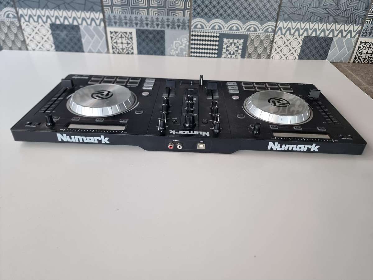 Numark Mixtrack Pro3 DJ Controller