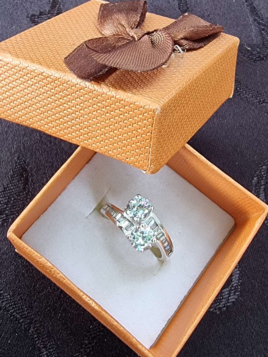 Glittering Cubic Zirconia Cross-over 925 Sterling Silver Rung. ( Genuine Silver. )