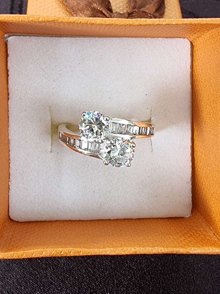 Glittering Cubic Zirconia Cross-over 925 Sterling Silver Rung. ( Genuine Silver. )