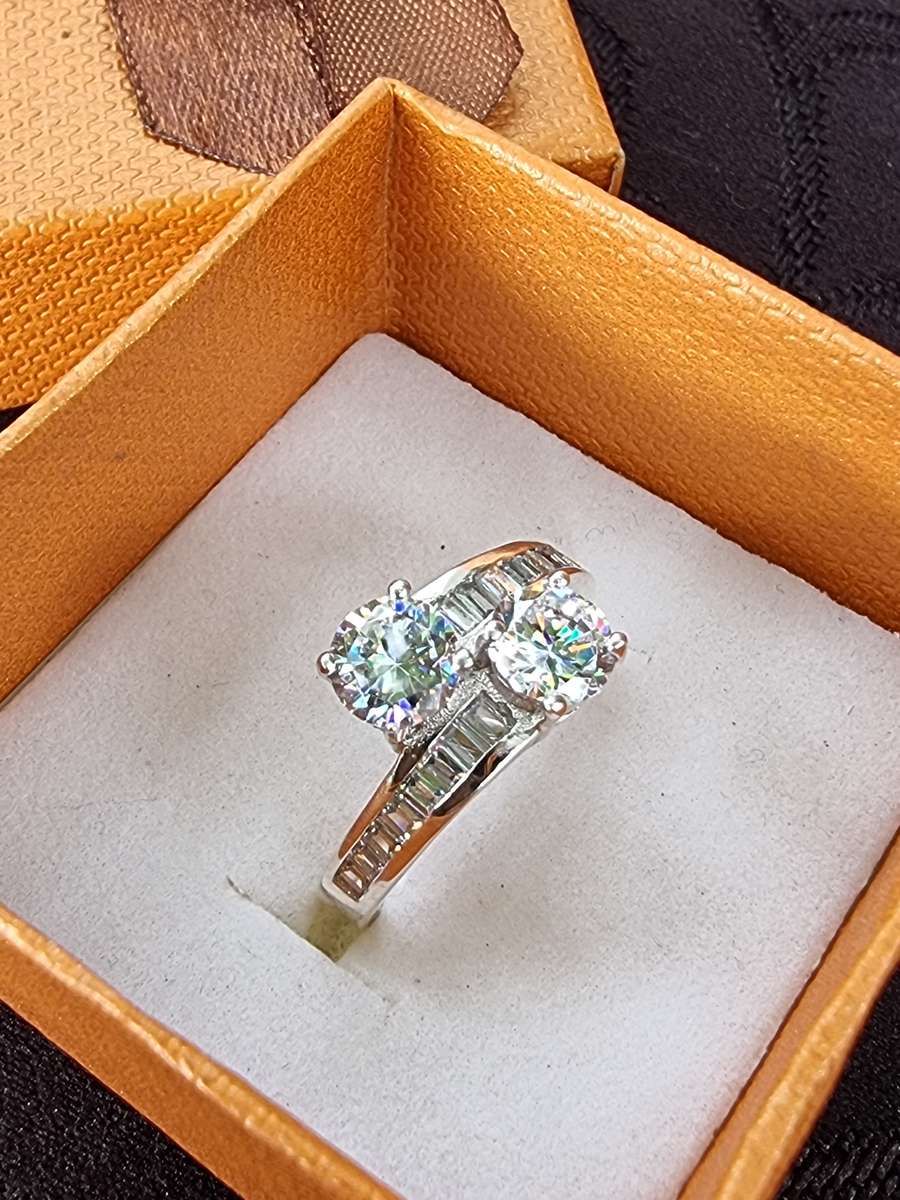 Glittering Cubic Zirconia Cross-over 925 Sterling Silver Rung. ( Genuine Silver. )