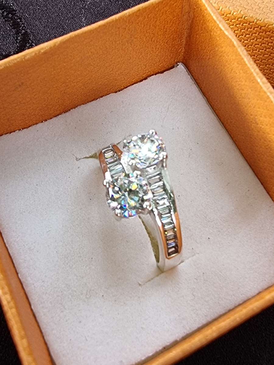 Glittering Cubic Zirconia Cross-over 925 Sterling Silver Rung. ( Genuine Silver. )