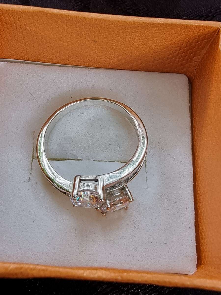 Glittering Cubic Zirconia Cross-over 925 Sterling Silver Rung. ( Genuine Silver. )