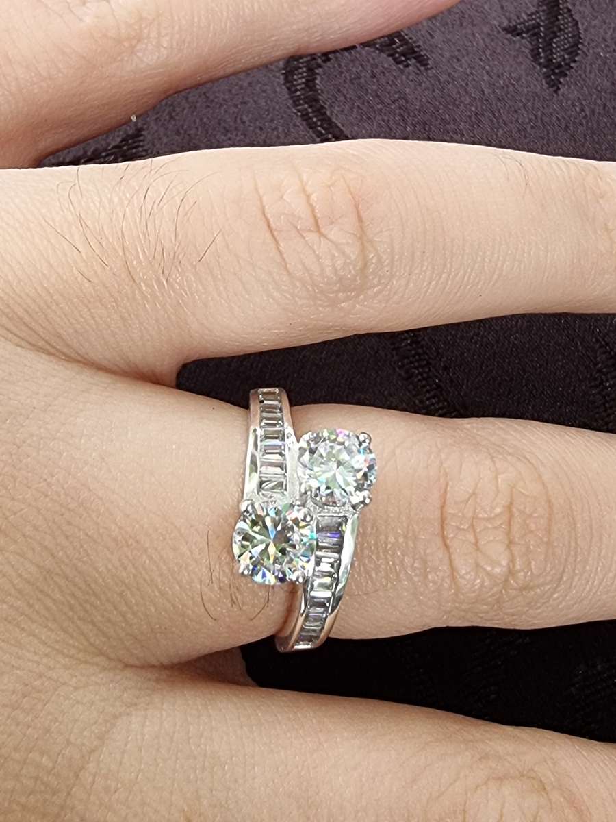 Glittering Cubic Zirconia Cross-over 925 Sterling Silver Rung. ( Genuine Silver. )