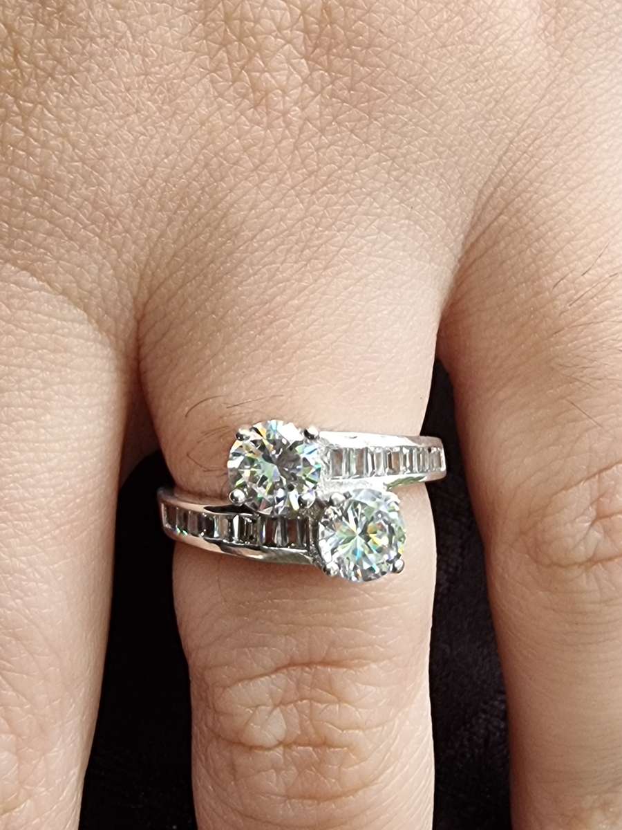 Glittering Cubic Zirconia Cross-over 925 Sterling Silver Rung. ( Genuine Silver. )