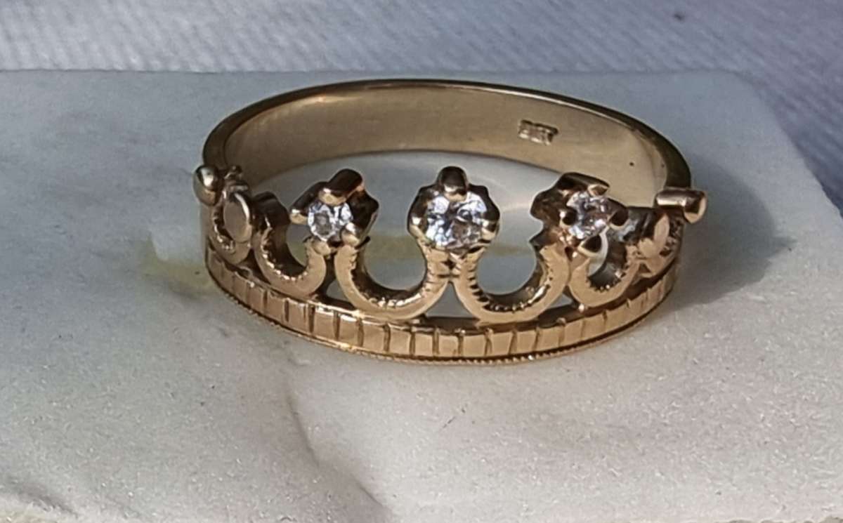 DESIGNER "CROWN and DIAMOND" 9CT Yellow Gold Ring.( Genuine Gold. )