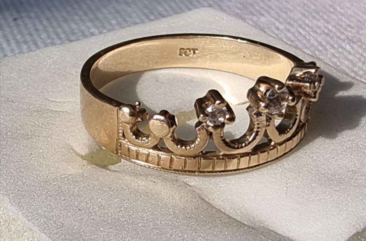 DESIGNER "CROWN and DIAMOND" 9CT Yellow Gold Ring.( Genuine Gold. )