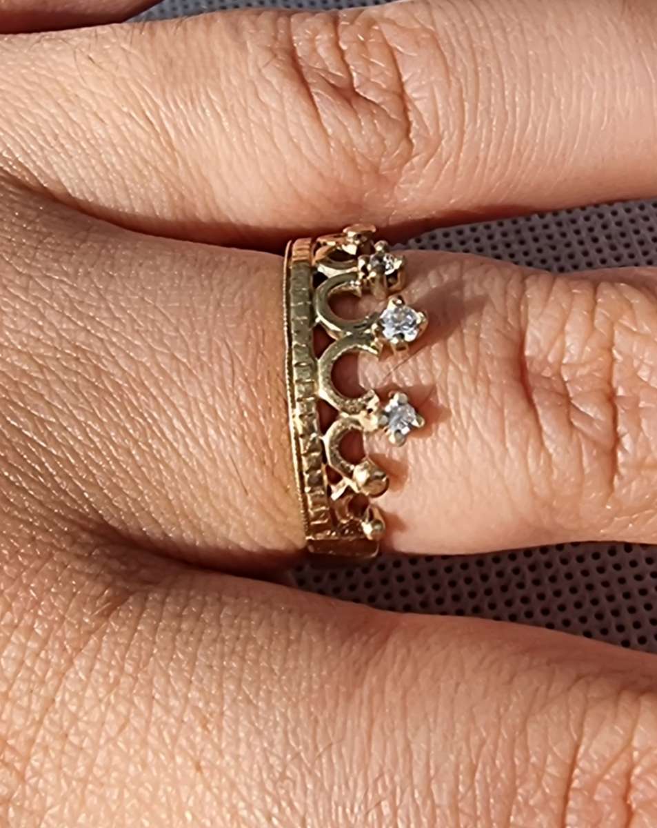 DESIGNER "CROWN and DIAMOND" 9CT Yellow Gold Ring.( Genuine Gold. )