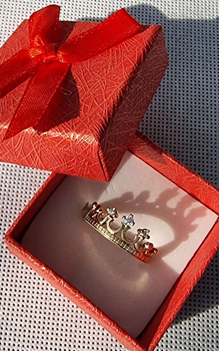 DESIGNER "CROWN and DIAMOND" 9CT Yellow Gold Ring.( Genuine Gold. )