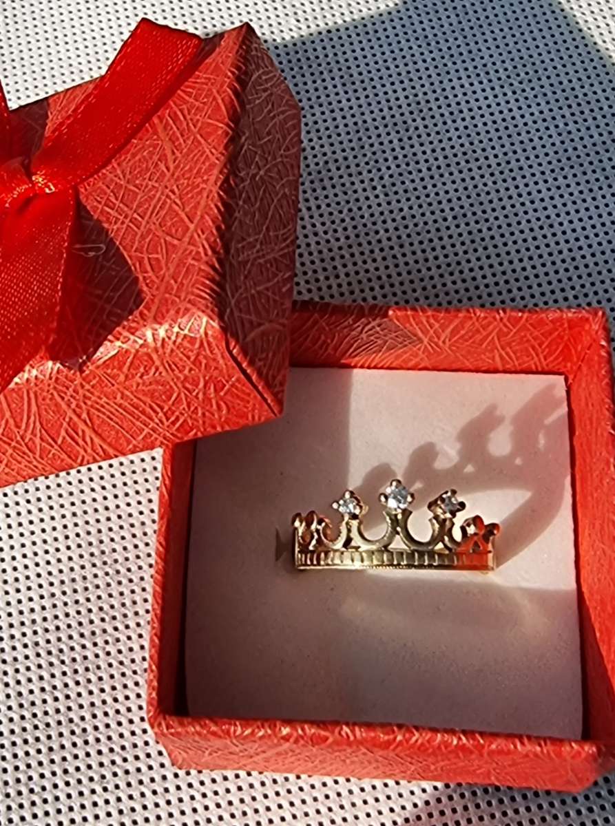 DESIGNER "CROWN and DIAMOND" 9CT Yellow Gold Ring.( Genuine Gold. )
